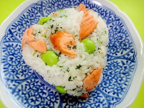 鮭と枝豆大葉ふりかけのおにぎり